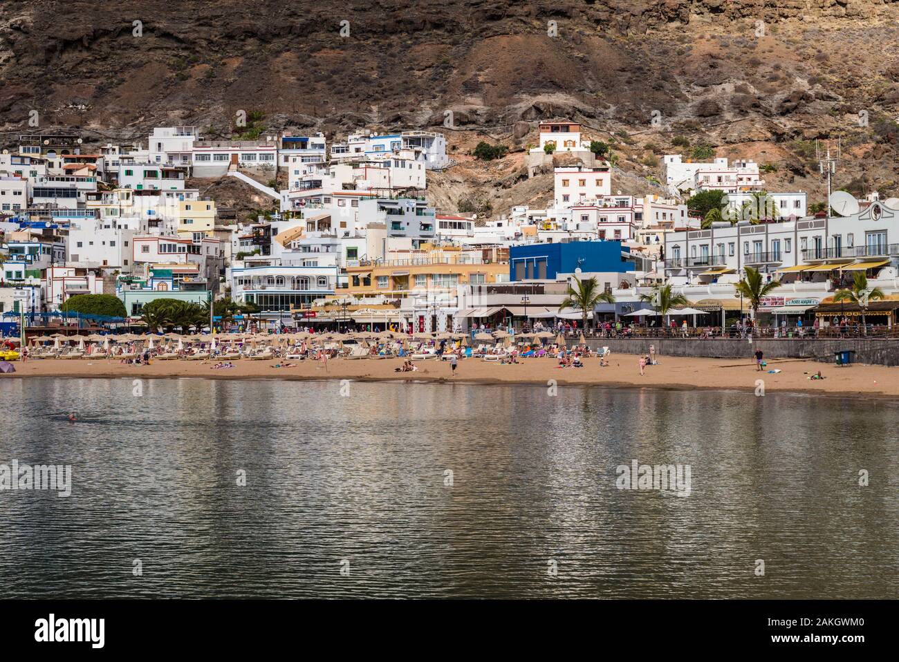 Spagna isole canarie Gran Canaria Island, Puerto de Mogan, spiaggia con i visitatori Foto Stock