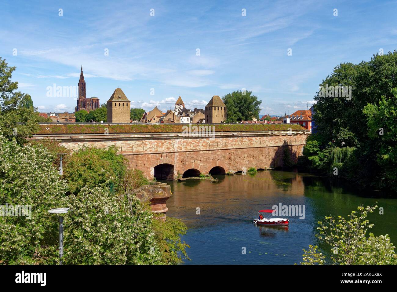 Francia, Bas Rhin, Strasburgo, città vecchia sono classificati come patrimonio mondiale dall'UNESCO, dal quartiere Petite France, Barrage Vauban (Vauban weir), ponti coperto oltre il fiume Ill e alla cattedrale di Notre Dame Foto Stock