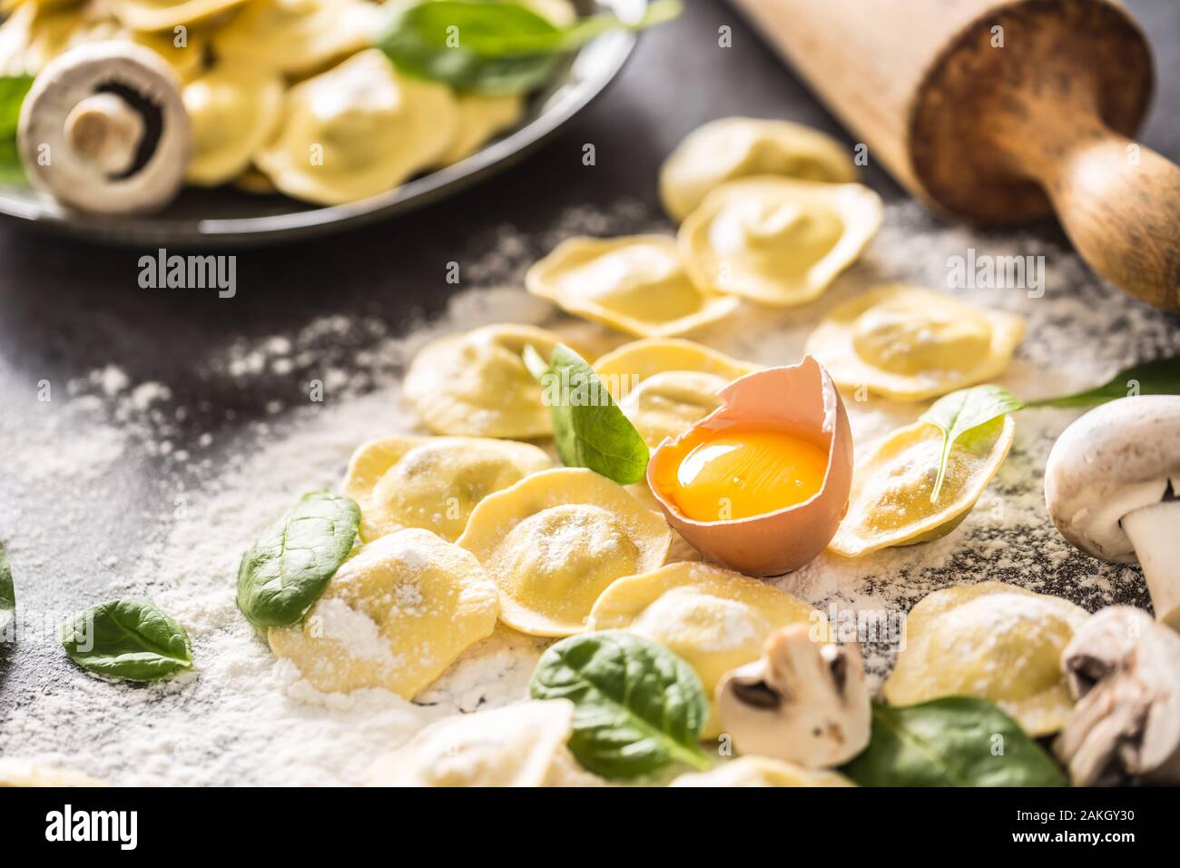 Materie ravioli con farina di uovo e musrooms e spinaci. Italiano o mediterranea cucina sana Foto Stock