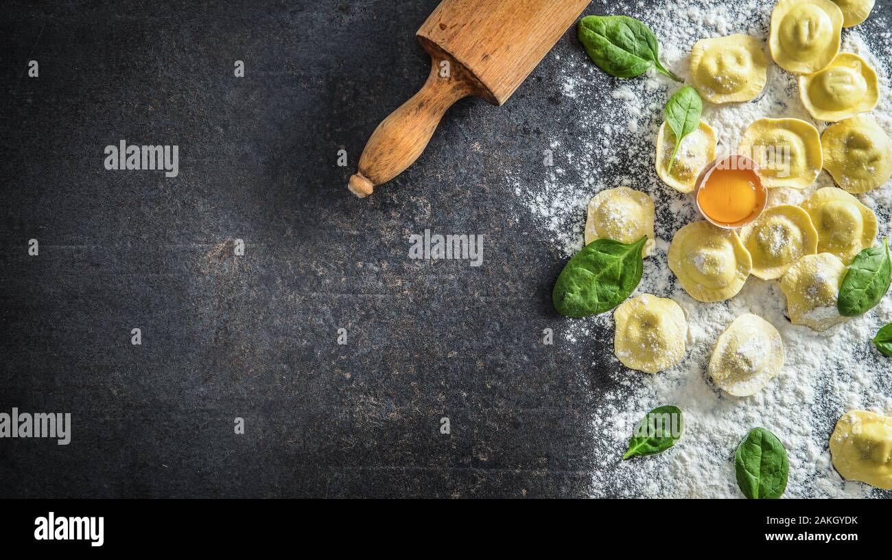 Materie ravioli con farina di uovo e musrooms e spinaci - parte superiore di vista. Italiano o mediterranea cucina sana Foto Stock