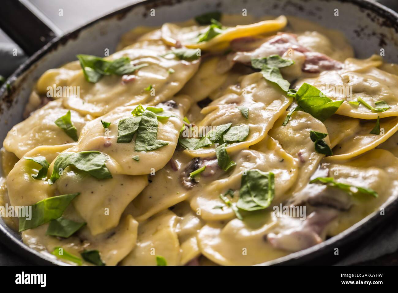 Ravioli di pasta ripieni di spinaci mustooms prosciutto basilico e parmigiano Foto Stock