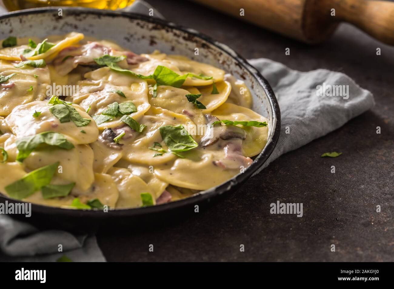 Ravioli di pasta ripieni di spinaci mustooms prosciutto basilico e parmigiano Foto Stock