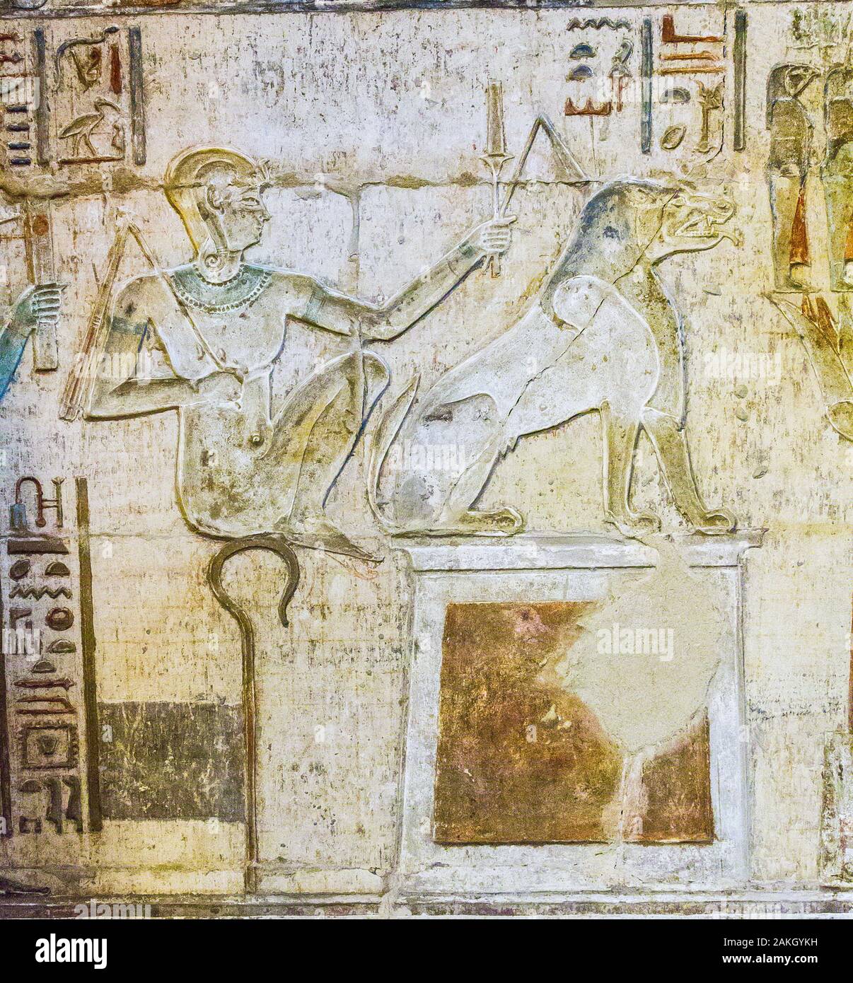 Patrimonio Mondiale dell'UNESCO, Tebe in Egitto, tempio tolemaico di Deir el Medineh. Ammit, 'Il divoratore' o 'soul-eater " è un composito animale. Foto Stock