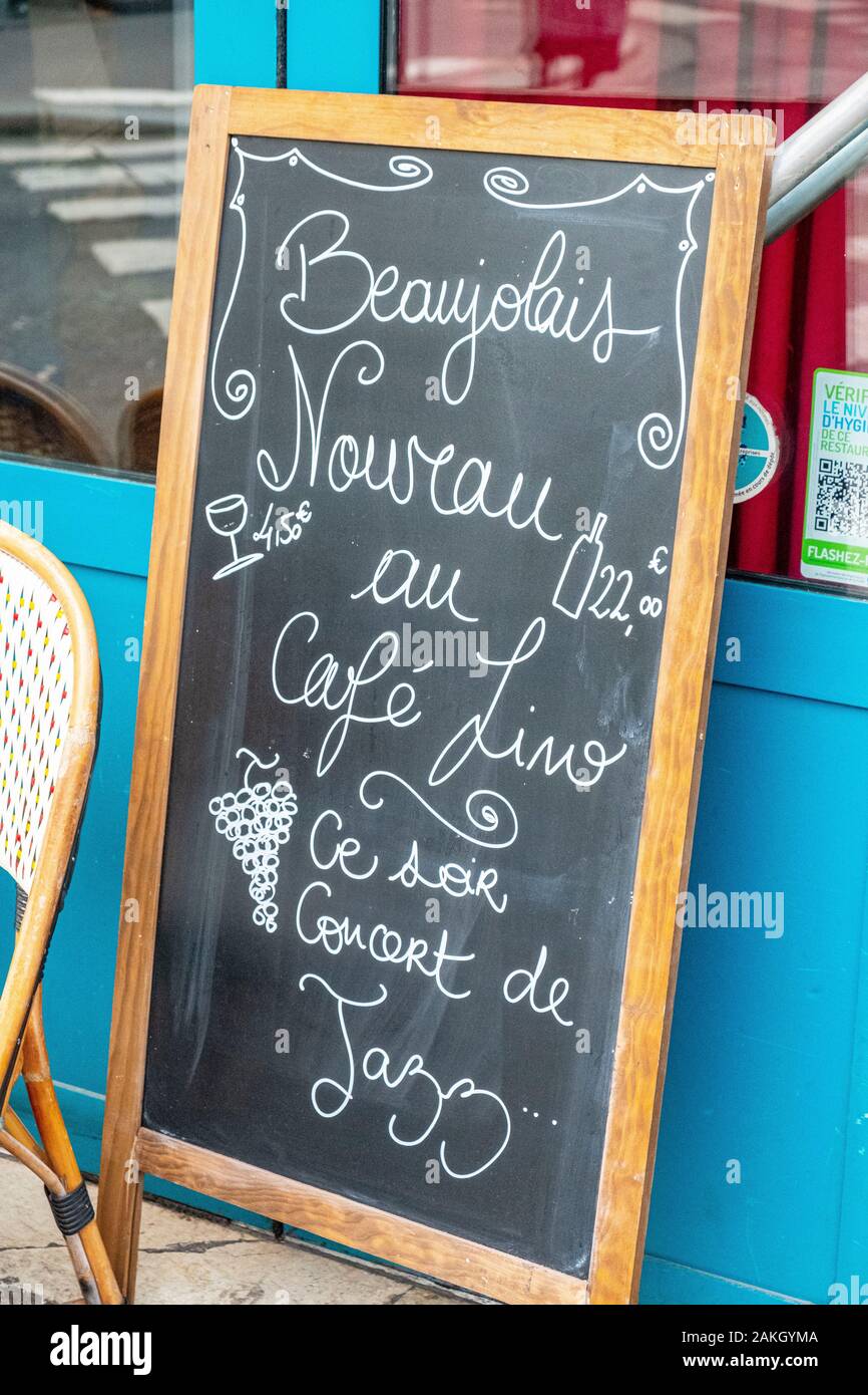 Francia, Parigi, segno di Beaujolais Nouveau, Lino caffè Foto Stock