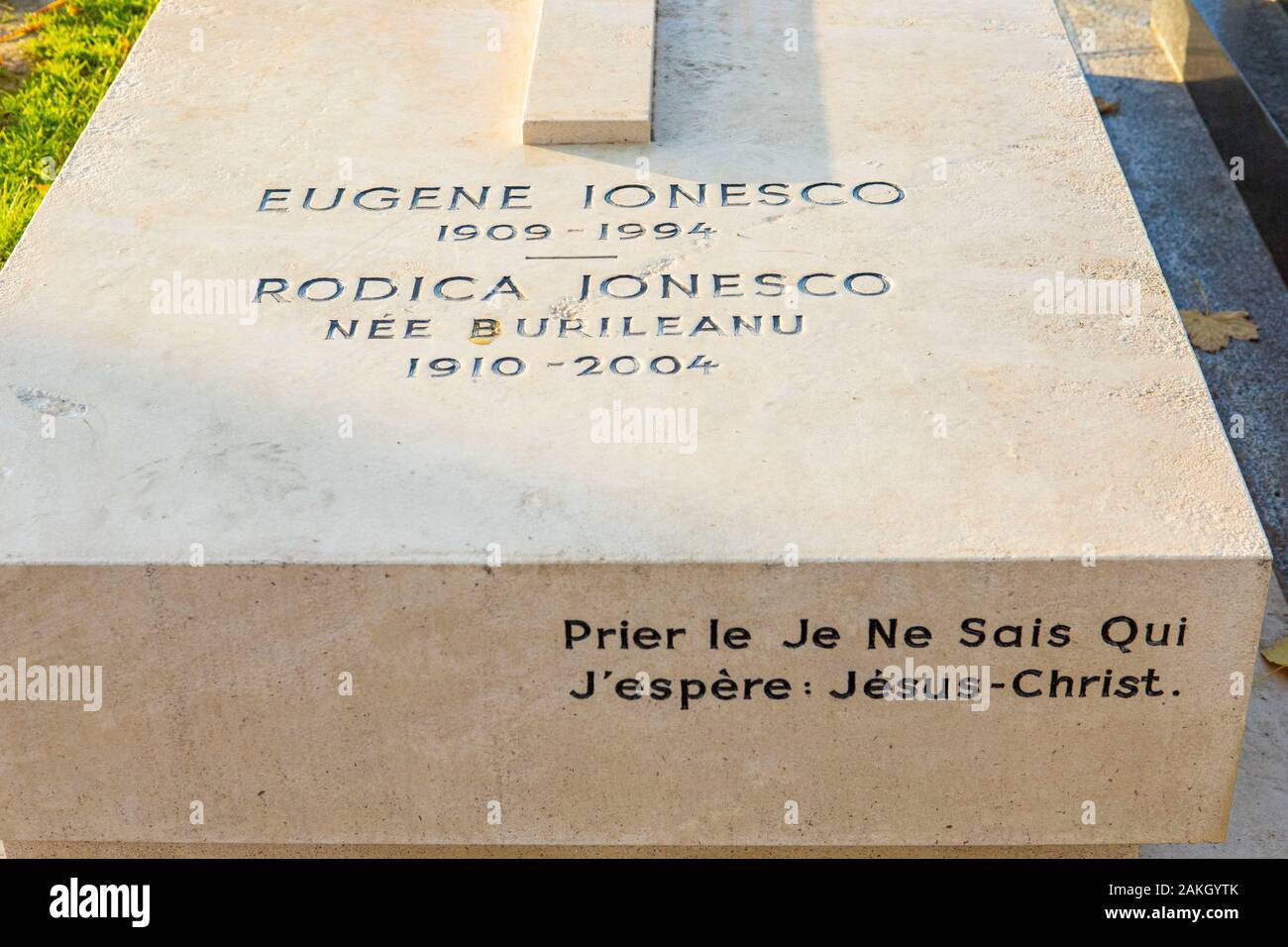 Francia, Parigi, il cimitero di Montparnasse in autunno, la tomba di Ionesco Foto Stock