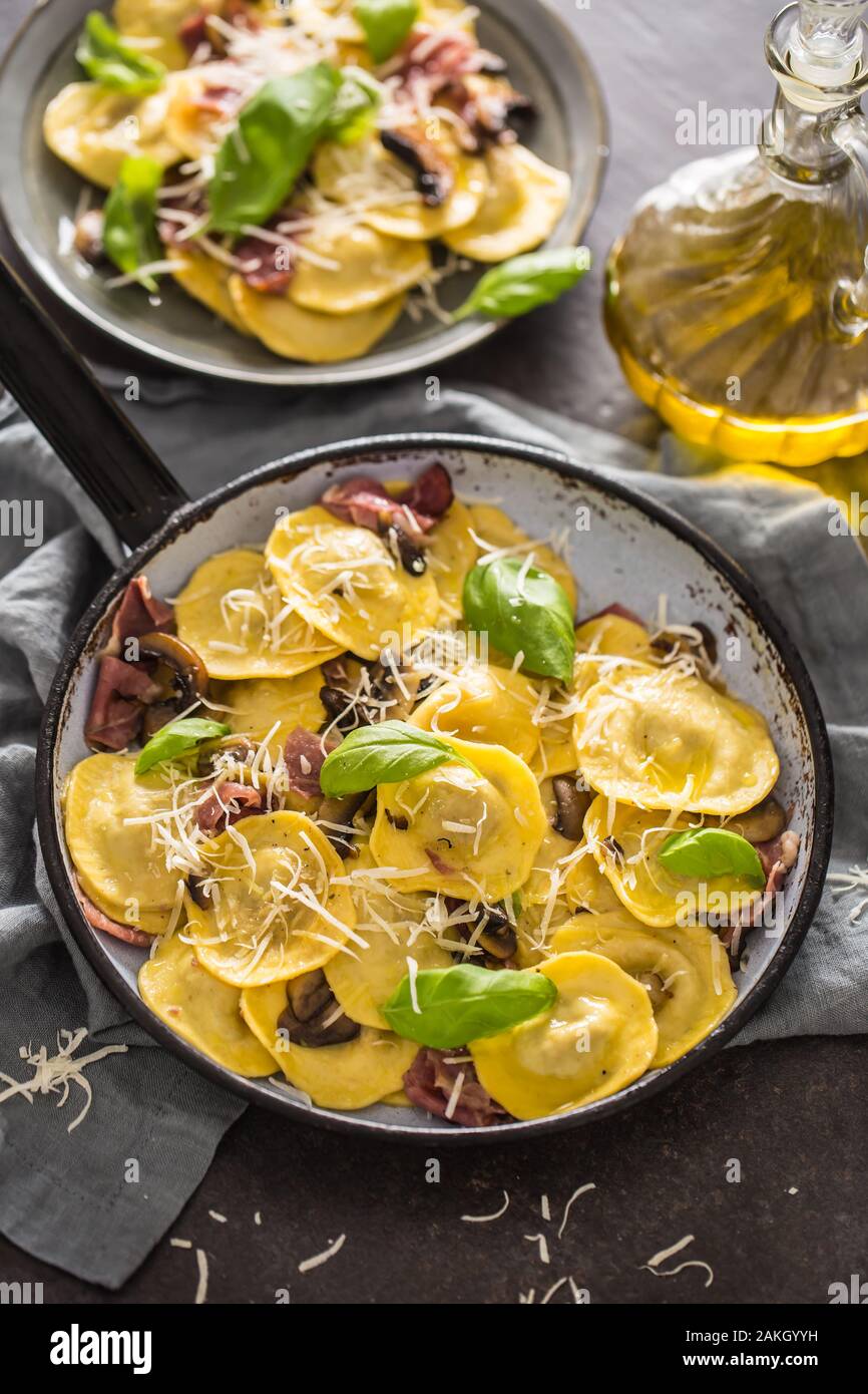 Ravioli di pasta ripieni di spinaci mustooms prosciutto basilico e parmigiano Foto Stock