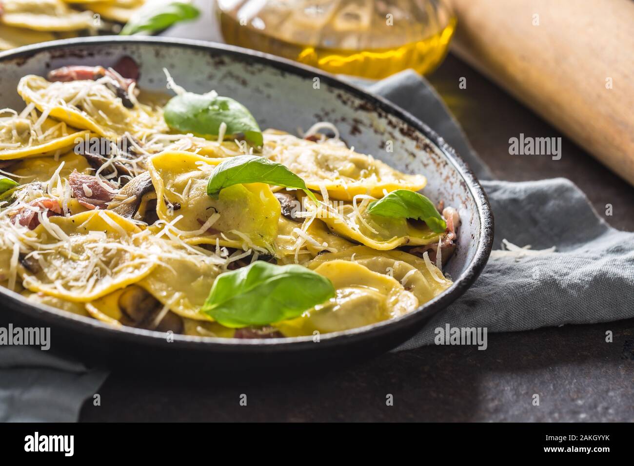 Ravioli di pasta ripieni di spinaci mustooms prosciutto basilico e parmigiano Foto Stock