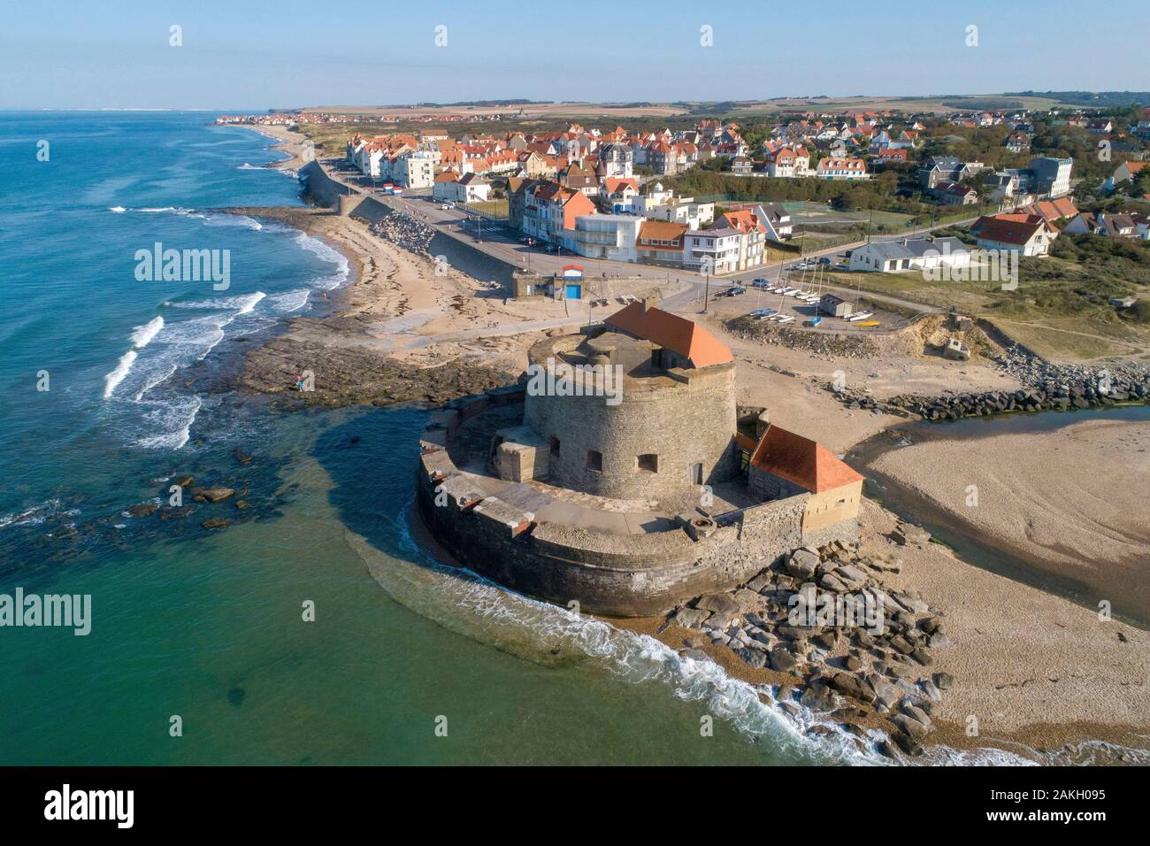 Francia, Pas de Calais, Ambleteuse, Fort Mahon, fort progettato da Vauban e il villaggio di Ambleteuse (vista aerea) Foto Stock