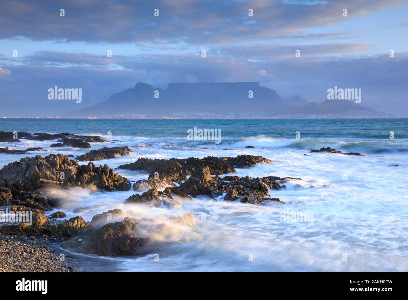 Sud Africa, Western Cape, Cape Town il tramonto e la Table Mountain NP da Blougstrand Foto Stock