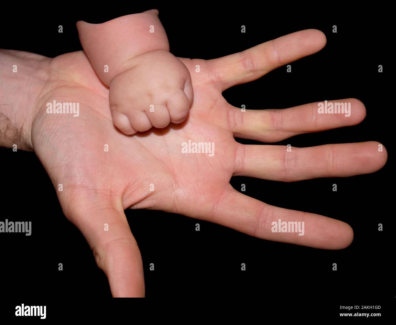 Baby la mano su le mani adulte Foto Stock