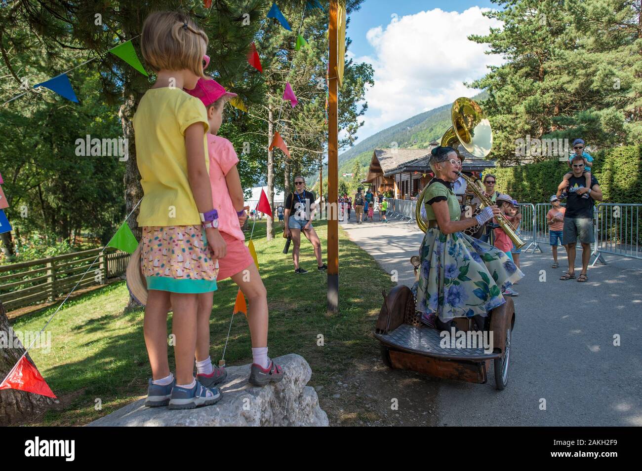 Francia, Haute Savoie, montagna di Aravis, la Grand Bornand, il festival della felicità dei momes, intrattenimento musicale in strada Foto Stock