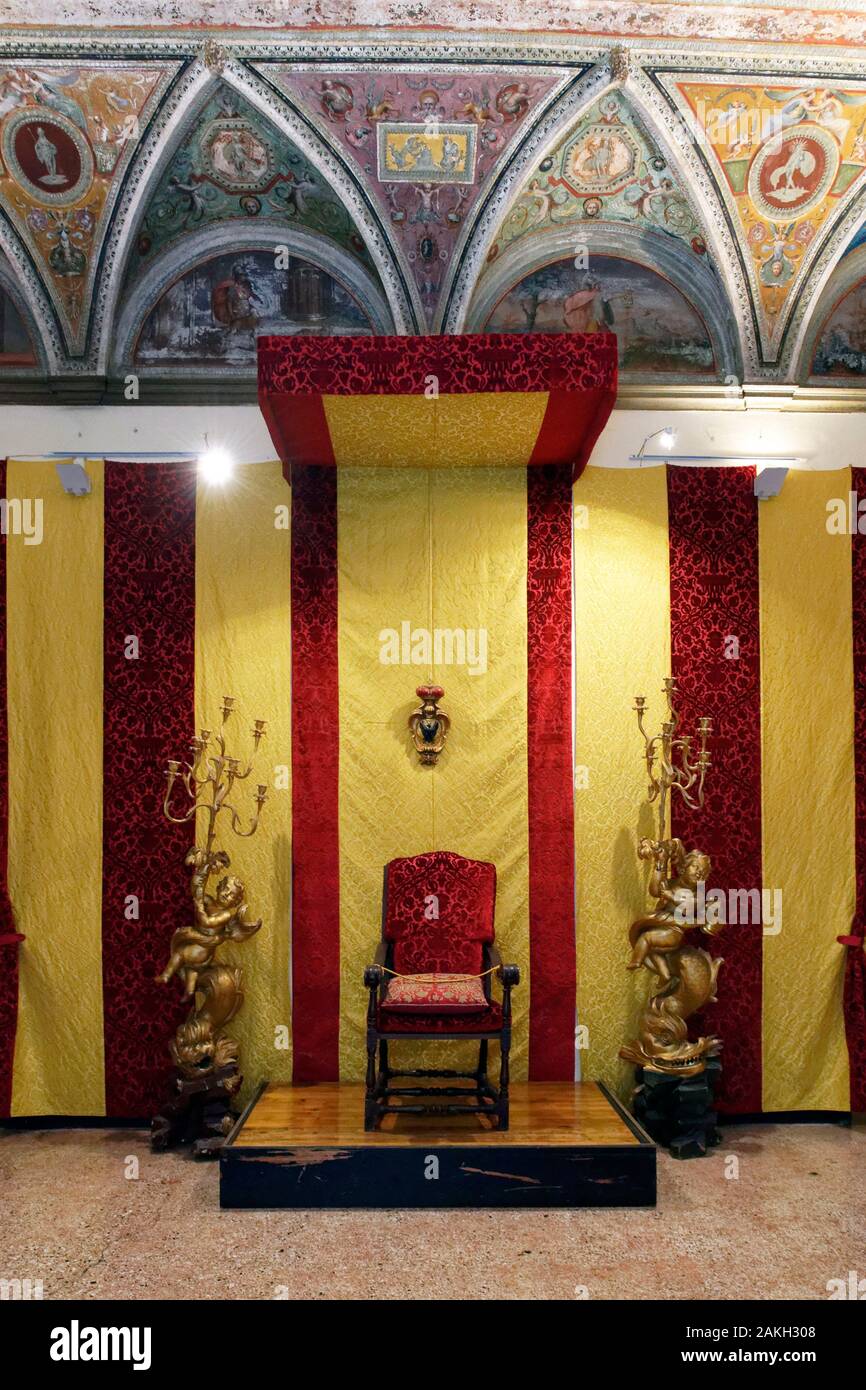 In Italia, la Liguria, Genova, La Villa del Principe, il Palazzo di Andrea Doria (Andrea Doria palazzo), Perseu la camera, questa camera dispone di un rivestimento di cesellati tende in velluto rosso, che ha un modello con un fiore di cardo e garofani, surmonted da una corona Foto Stock