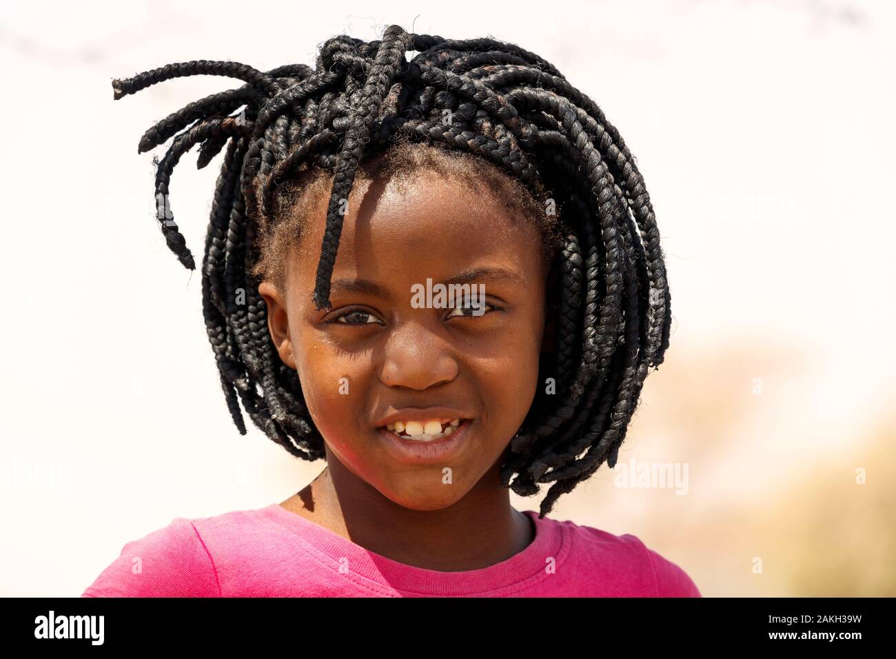 La Namibia, Erongo provincia, Spitzkoppe, una bambina ritratto Foto Stock