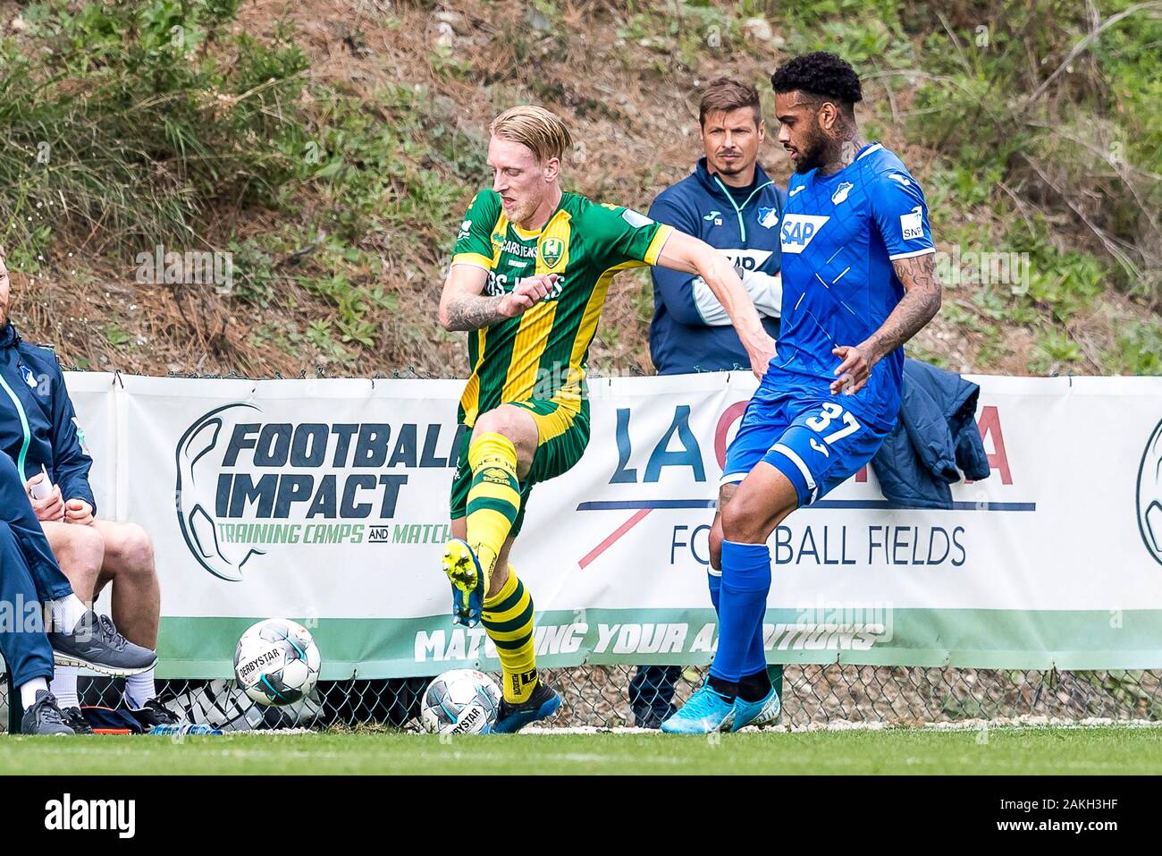 MARBELLA - 09-01-2020. Eredivisie voetbal, stagione 2019-2020. ADO player Lex Immers, lettore Hoffenheim Jurgen Locadia durante il match Hoffenheim - ADO, amichevole in Marbella. Foto Stock