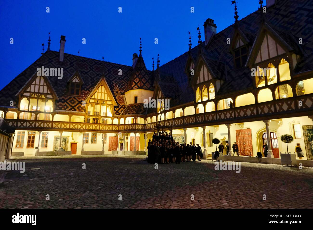 Francia, Cote d'Or, Beaune, elencato come patrimonio mondiale dall UNESCO, Hospices de Beaune, Hotel Dieu, international hotel school Savoie-Léman serve pasti durante i festeggiamenti della vendita di ospizi vini Foto Stock