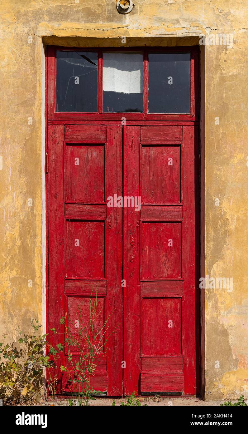 Porta di un vecchio edificio. I dettagli dell'architettura. Foto Stock