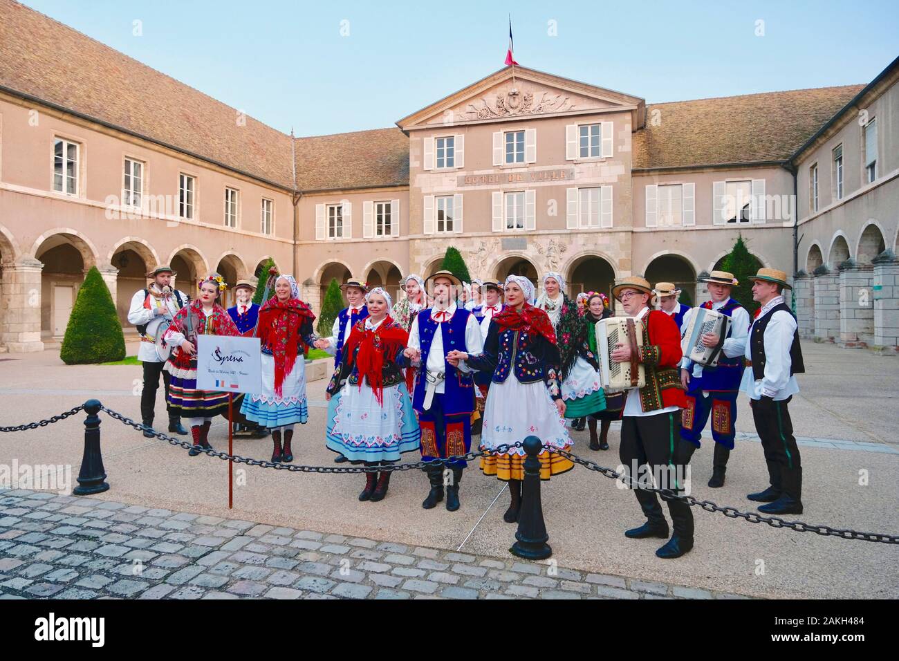 Francia, Cote d'Or, Beaune, elencato come patrimonio mondiale dall' UNESCO, feste durante la vendita dei vini di ospizi, il gruppo folk di fronte al municipio Foto Stock
