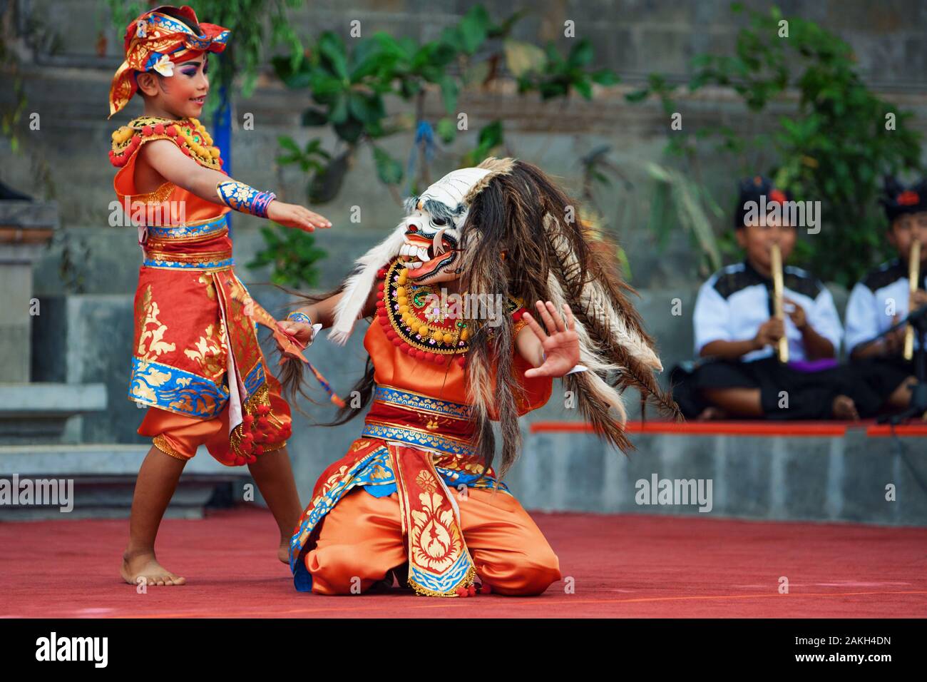 Bali, Indonesia - 22 Giugno 2016: ballerino in demon Rangda tradizionale maschera - dello spirito del male. Tempio di danza Balinese prima Nyepi. Le feste religiose, arte, Foto Stock