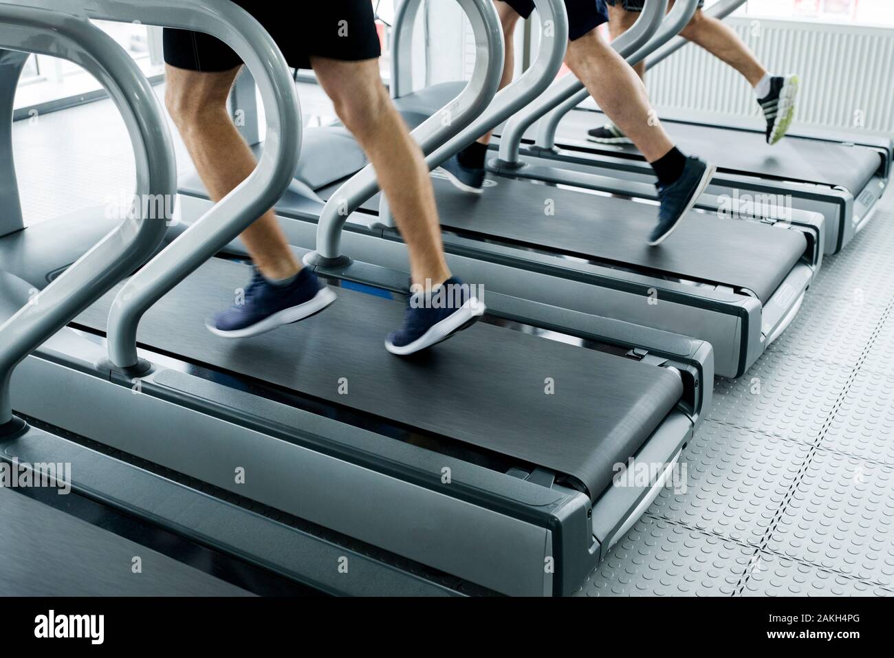 Palestra shot - persone in esecuzione sulle macchine, tapis roulant Foto Stock
