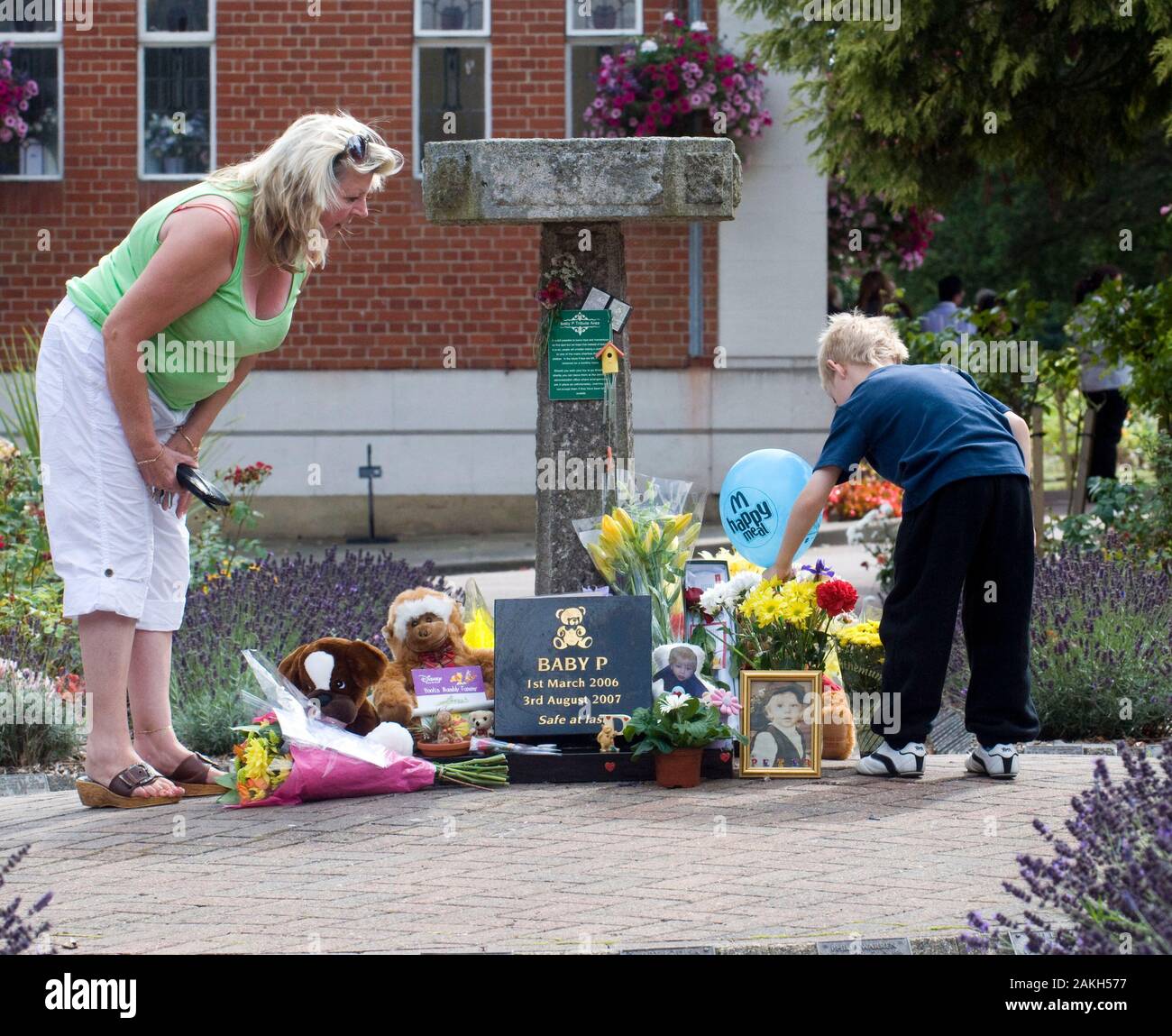 La gente ricorda Baby P per l anniversario della sua morte presso il cimitero nel nord di Londra nel 2009. Peter Connelly era un 17-mese-vecchio bambino morto a Londra nel 2007 dopo la sofferenza più di cinquanta feriti per otto mesi, durante il quale egli è stato più volte visto dalla London Borough of Haringey i servizi per i bambini. Un ordine del tribunale aveva impedito la pubblicazione dell'identità di Baby P fino a maggio 2009, seguendo la convinzione della sua madre Teresa Connelly e il suo fidanzato Steven Barker per provocare la sua morte. Foto Stock