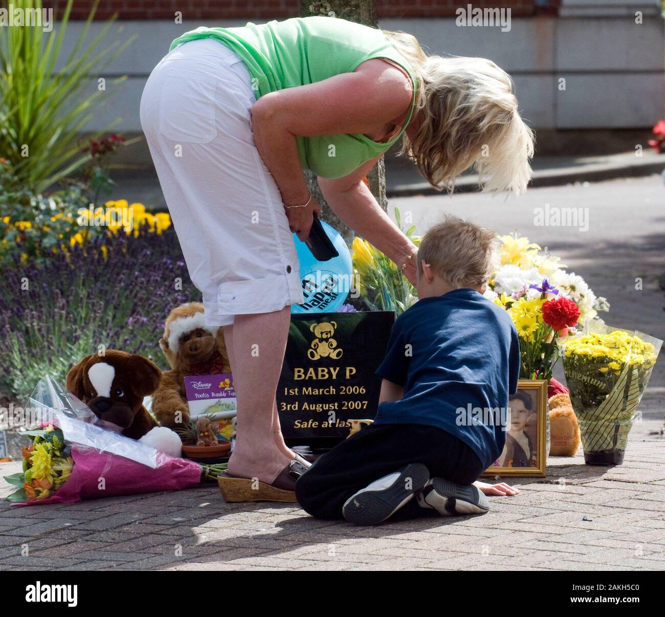 La gente ricorda Baby P per l anniversario della sua morte presso il cimitero nel nord di Londra nel 2009. Peter Connelly era un 17-mese-vecchio bambino morto a Londra nel 2007 dopo la sofferenza più di cinquanta feriti per otto mesi, durante il quale egli è stato più volte visto dalla London Borough of Haringey i servizi per i bambini. Un ordine del tribunale aveva impedito la pubblicazione dell'identità di Baby P fino a maggio 2009, seguendo la convinzione della sua madre Teresa Connelly e il suo fidanzato Steven Barker per provocare la sua morte. Foto Stock