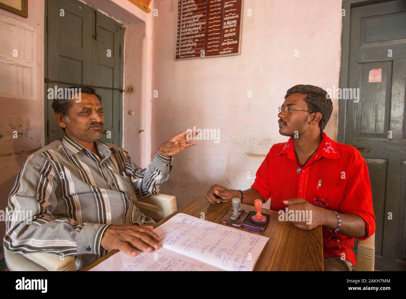 Didascalia: incoraggiare e agevolare le persone disabili la partecipazione del governo locale è una parte molto importante del progetto Chamkol, qualcosa di t Foto Stock