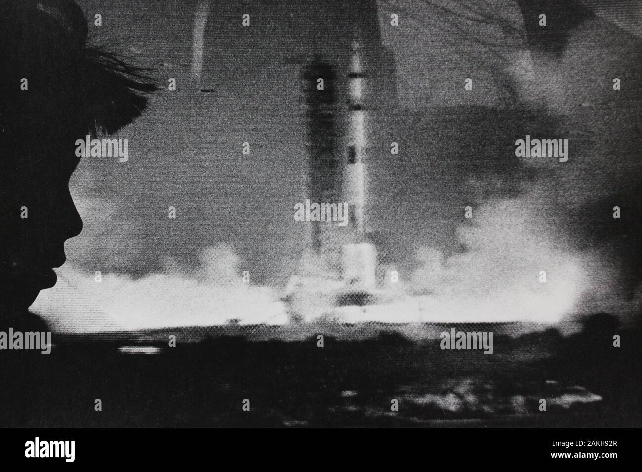 Fine anni sessanta fotografia in bianco e nero del lancio della prima missione presidiata Apollo Saturn V lancio della nave a razzo sulla luna dalla Kennedy Spa Foto Stock
