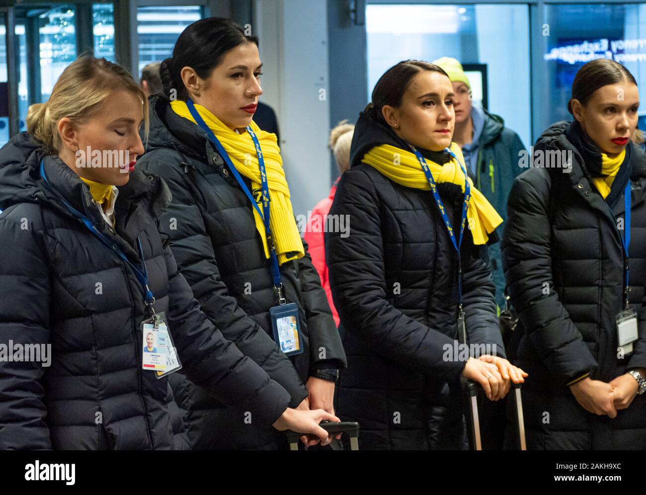 In una spontanea memorial angolo dell'aeroporto Borispol assistenti di volo di Ukraine International Airlines è venuto per rendere omaggio ai morti i colleghi. Per l'Ucraina International Airlines aereo si schianta su Gennaio 8, 2020 poco dopo il decollo da Imam Khomeini Aeroporto in Tehran, Iran. Foto Stock