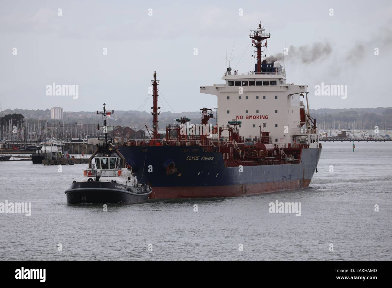Il rimorchiatore abbondante guida l'olio/chimichiera MV CLYDE FISHER verso la bocca di porto di Portsmouth Foto Stock