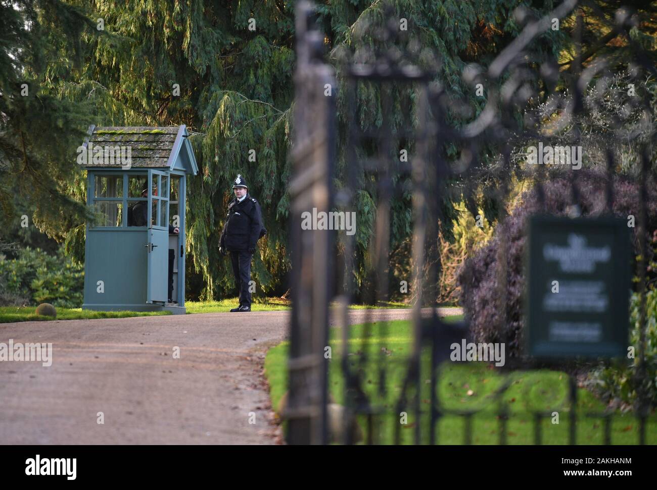 Polizia presso il Sandringham Estate, Norfolk, sulla scia dell'annuncio che il Duca e la Duchessa di Sussex farà un passo indietro come 'salti dei membri della famiglia reale, che dividono il loro tempo tra il Regno Unito e il Nord America. Foto di PA. Picture Data: Giovedì 9 Gennaio, 2020. Vedere PA storia Royal Sussex. Foto di credito dovrebbe leggere: Dominic Lipinski/PA FILO Foto Stock