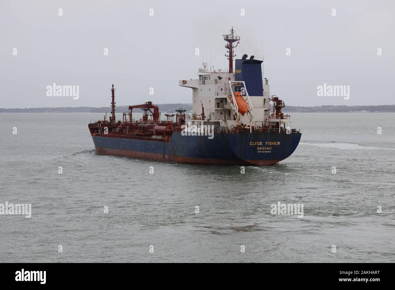 L'olio/chimichiera MV CLYDE FISHER di lasciare il porto di Portsmouth. Il recipiente viene utilizzato dal MoD per spostare il carburante tra i suoi depositi Foto Stock