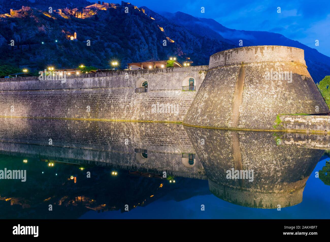 Città i bastioni della città vecchia che riflette in acqua al tramonto, Sito Patrimonio Mondiale dell'Unesco, Kotor, Montenegro Foto Stock