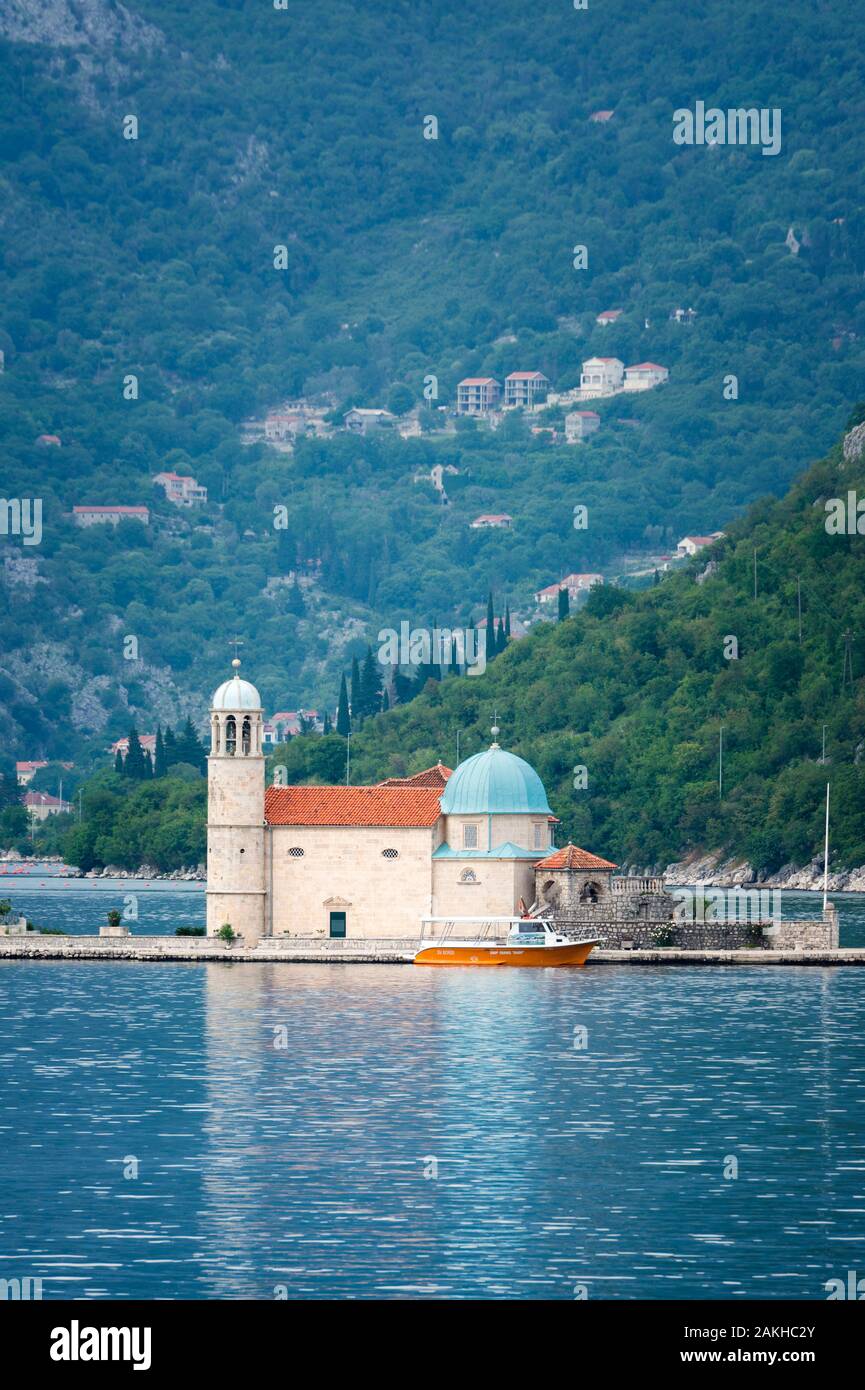 La madonna delle rocce chiesa eretta su un isola artificiale, Kotor Bay, Perast, Montenegro Foto Stock