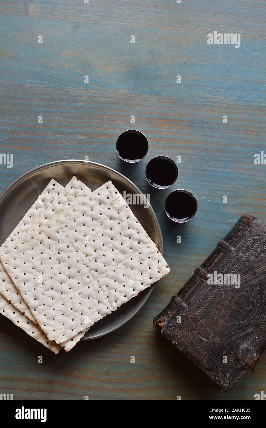 La cena del Signore con pane, vino e un'antica bibbia Foto Stock