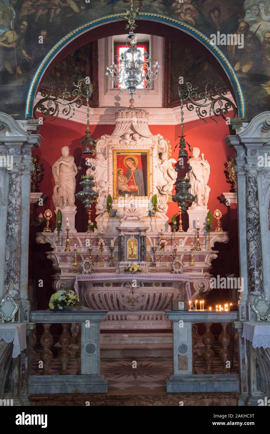 Chiesa sull'isola artificiale Madonna delle rocce, interno, icona della Madonna con il Bambino, Kotor Bay, Perast, Montenegro Foto Stock