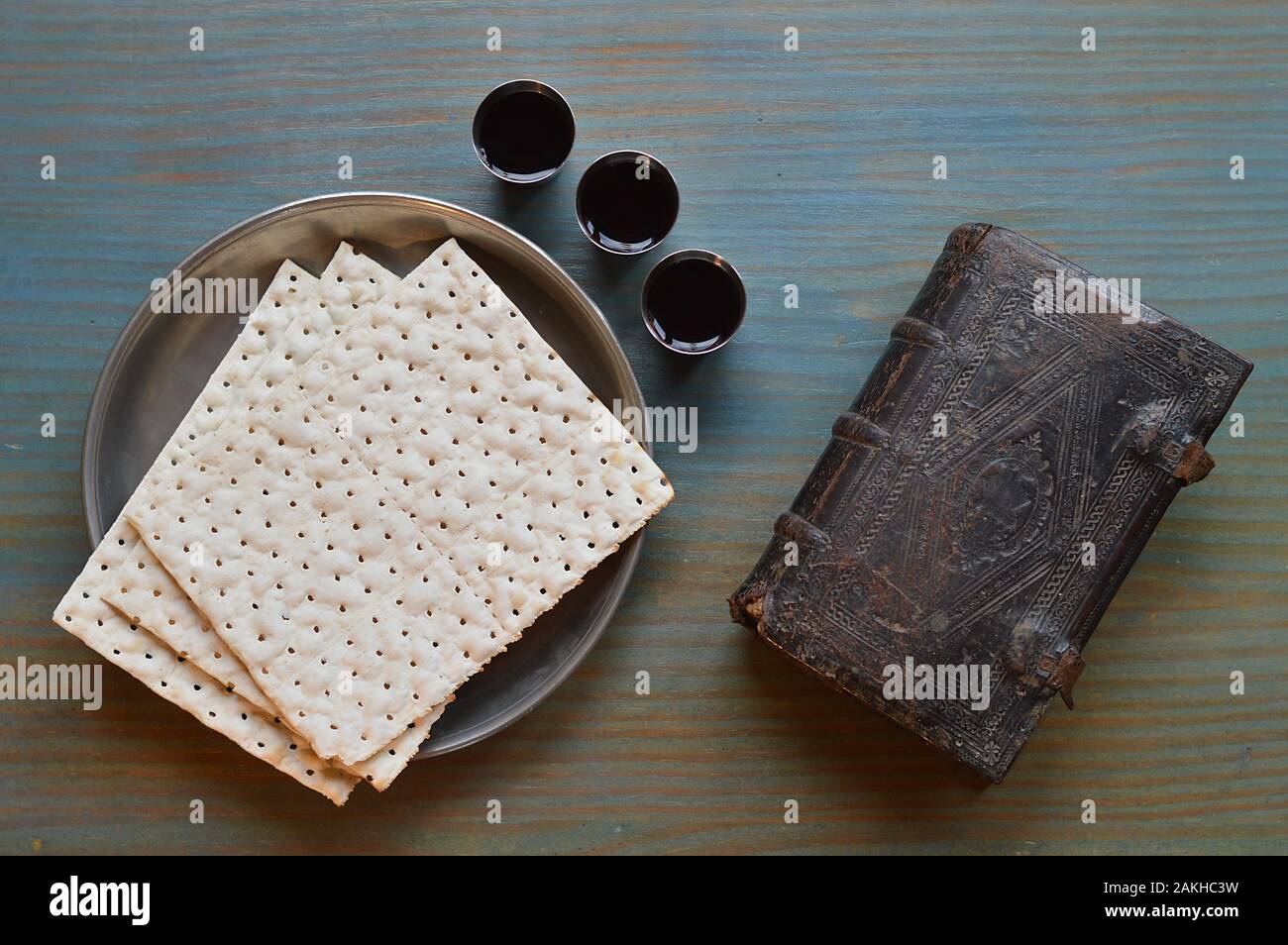 La cena del Signore con pane, vino e un'antica bibbia Foto Stock