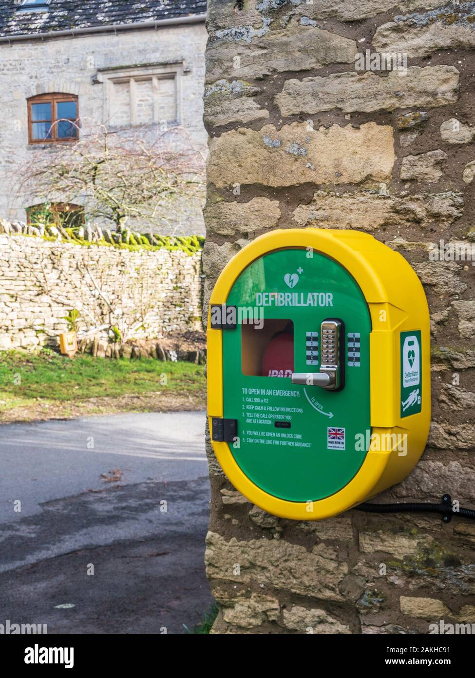 Un moderno pubblico accesso defibrillatore fissato ad una parete di pietra. Foto Stock