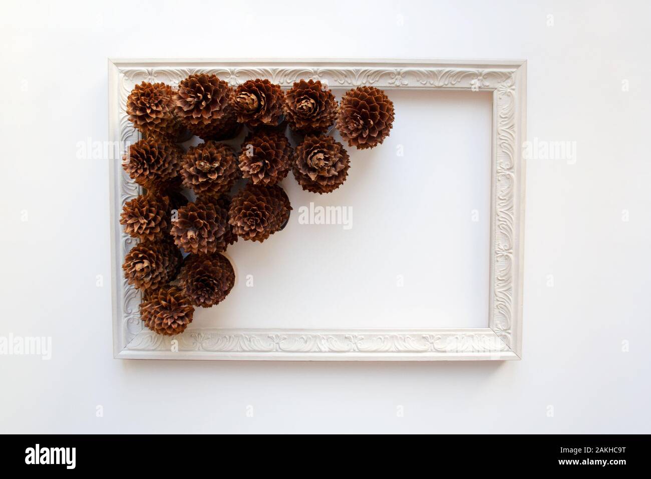 Pigne all'interno di vintage telaio in legno isolato su sfondo bianco da un elevato angolo di visione Foto Stock