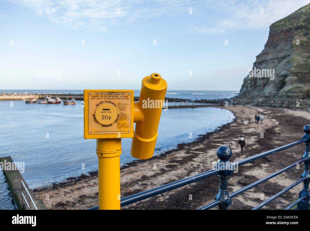 Una Roland telescopio sulla spianata che si affaccia sulla spiaggia e porto di Staithes, North Yorkshire, Regno Unito Foto Stock