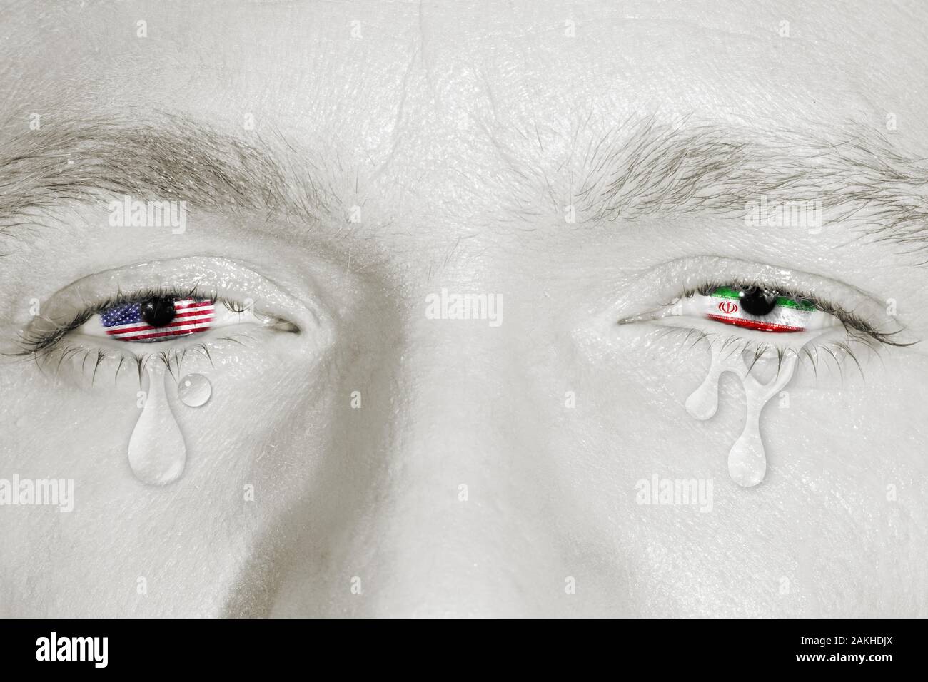 Il pianto gli occhi con la bandiera americana e la bandiera iraniana in iridi su nero e bianco di fronte. Concetto di dolore per il mondo di conflitti e di guerre, patriottica Foto Stock