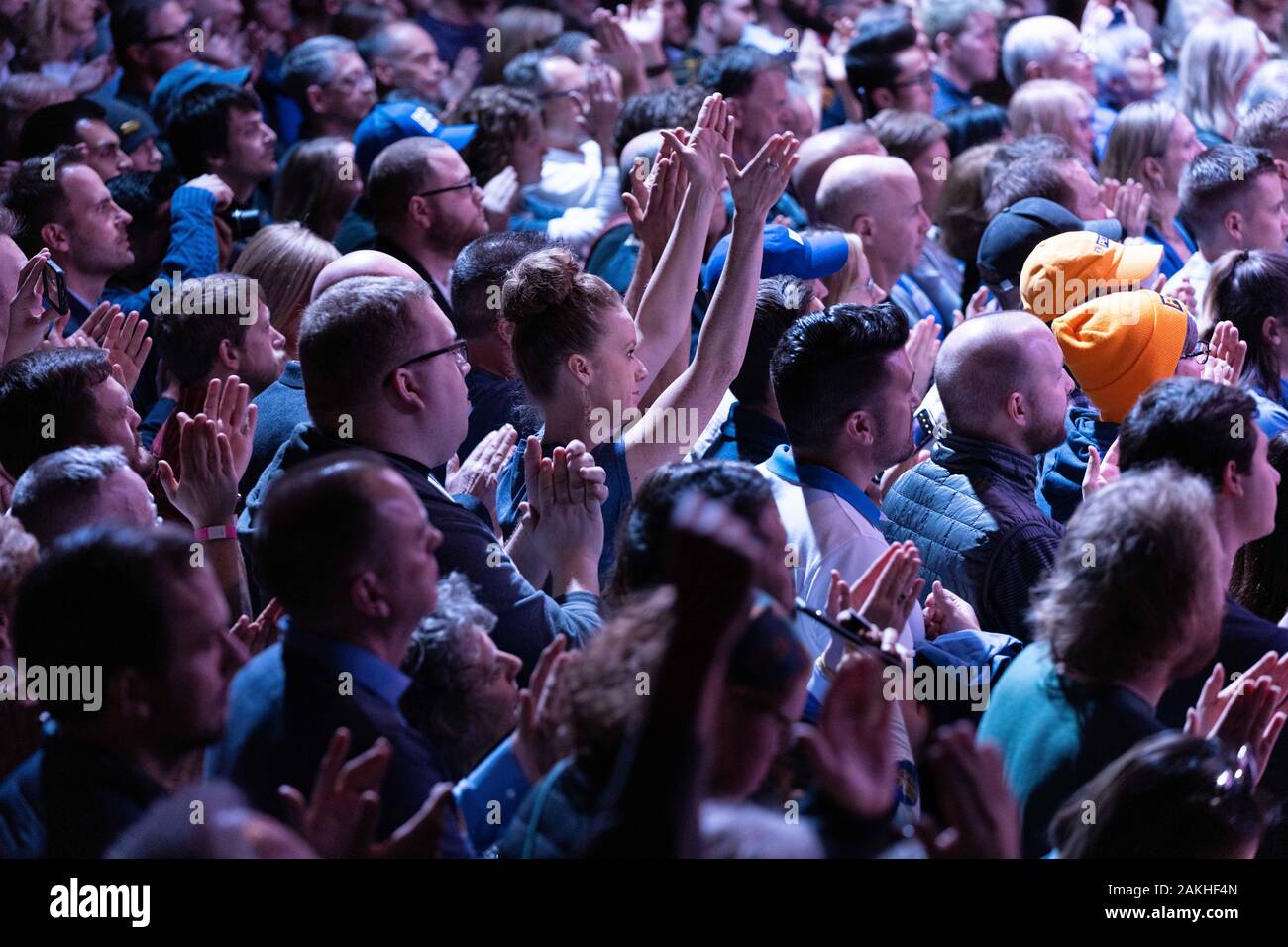 I sostenitori di applaudire come Pete Buttigieg delinea gli obiettivi della campagna e promette a Gennaio 8th, 2020 al Fillmore Auditorium a Denver in Colorado. Foto Stock