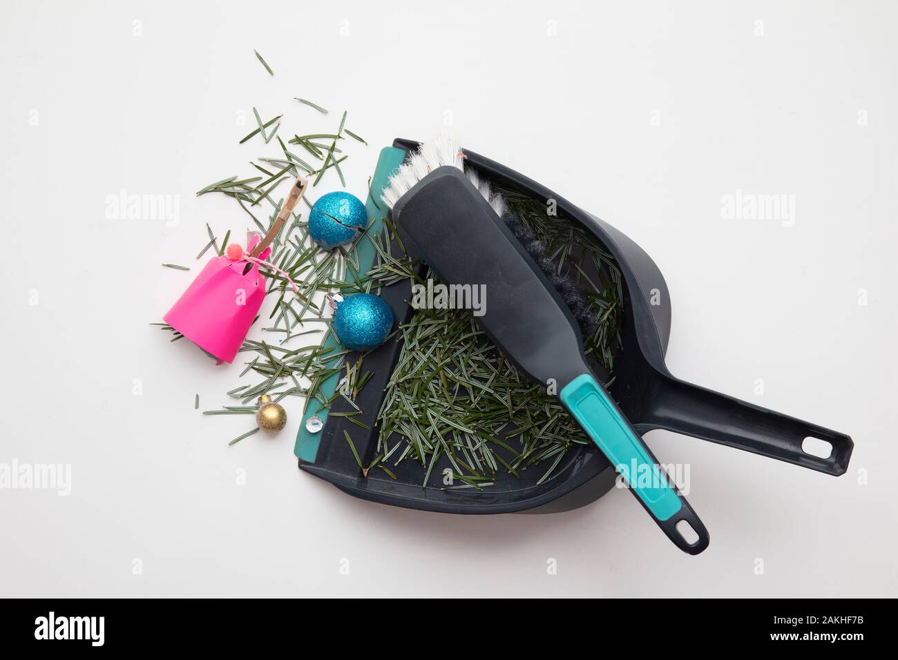 Spazzando su aghi di pino e decorazioni rotto dopo la festa di Natale Foto Stock