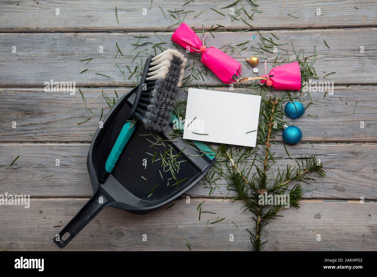 Pulizia dopo Natale. Spazzando su aghi di pino e decorazioni rotto Foto Stock