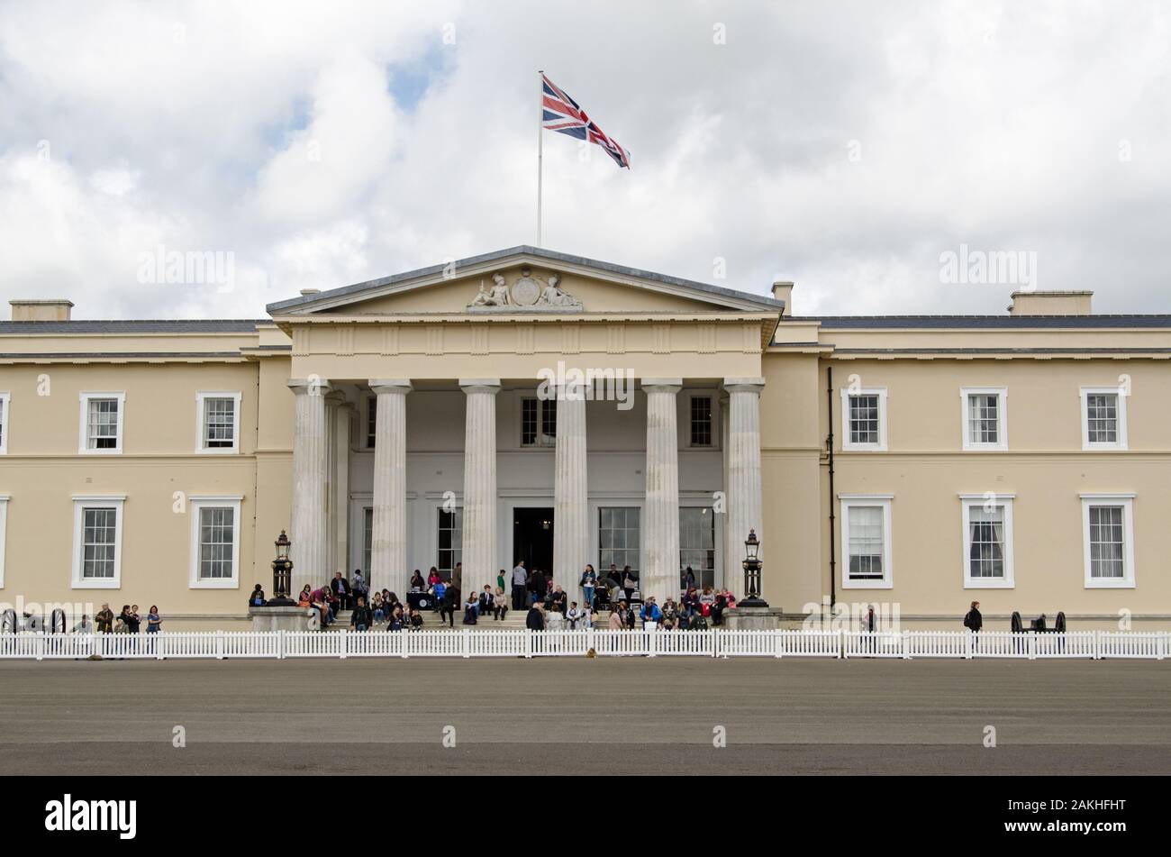 Sandhurst, Berkshire, Regno Unito - 16 Giugno 2019: folle godendo il sole presso la magnifica facciata georgiana del nuovo collegio. Parte della Giornata del patrimonio a San Foto Stock