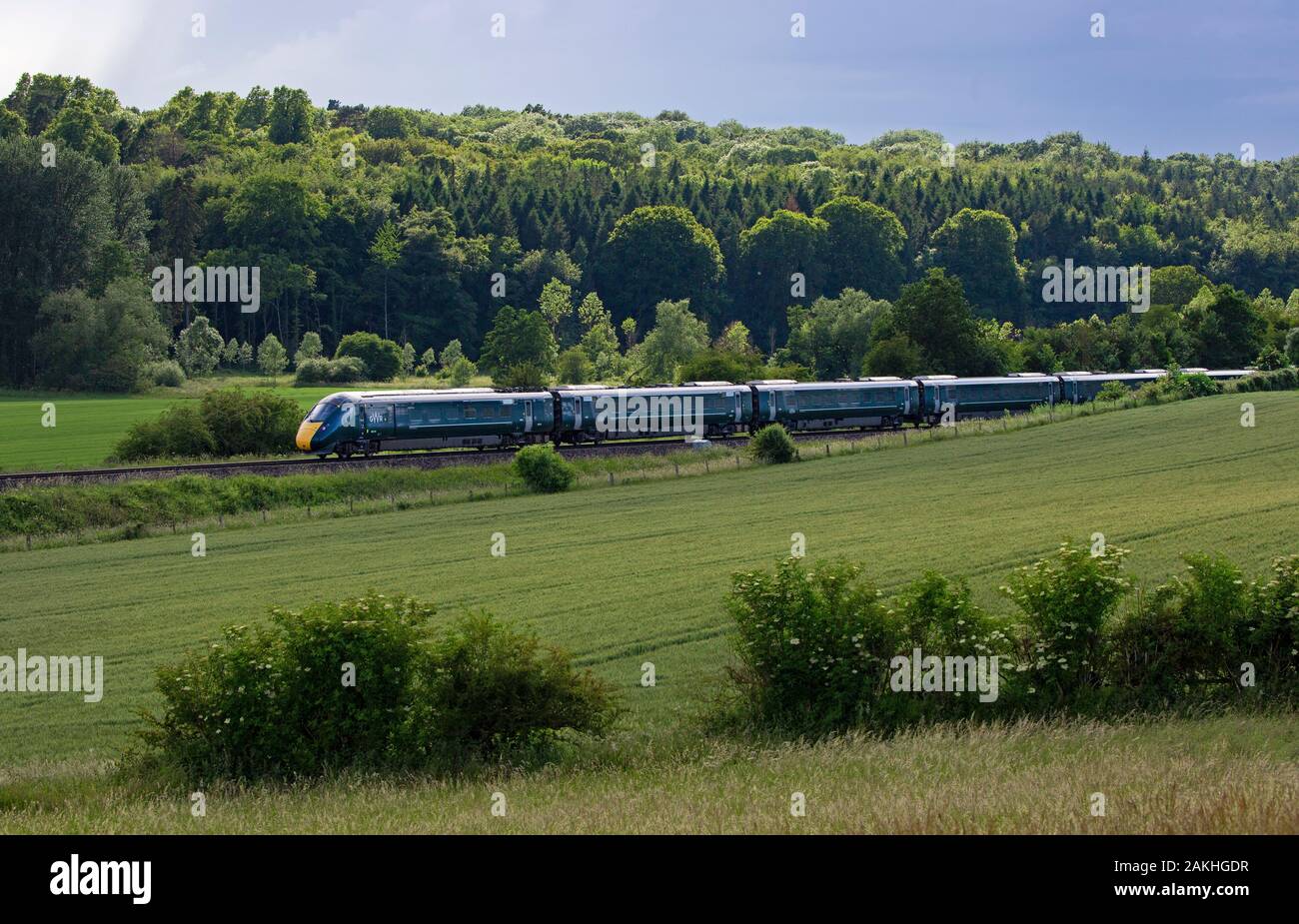 Nuovo diesel a doppio carburante elettrico hitachi classe 800 intercity GWR treno che viaggia attraverso la campagna cotswold, Inghilterra Foto Stock