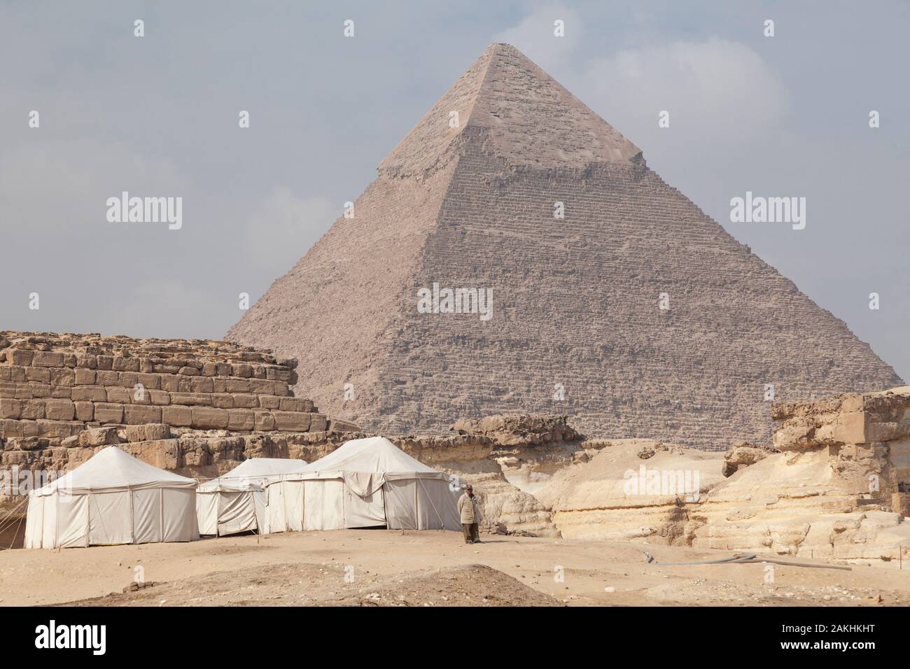 Un campo vicino le grandi piramidi in Egitto Foto Stock