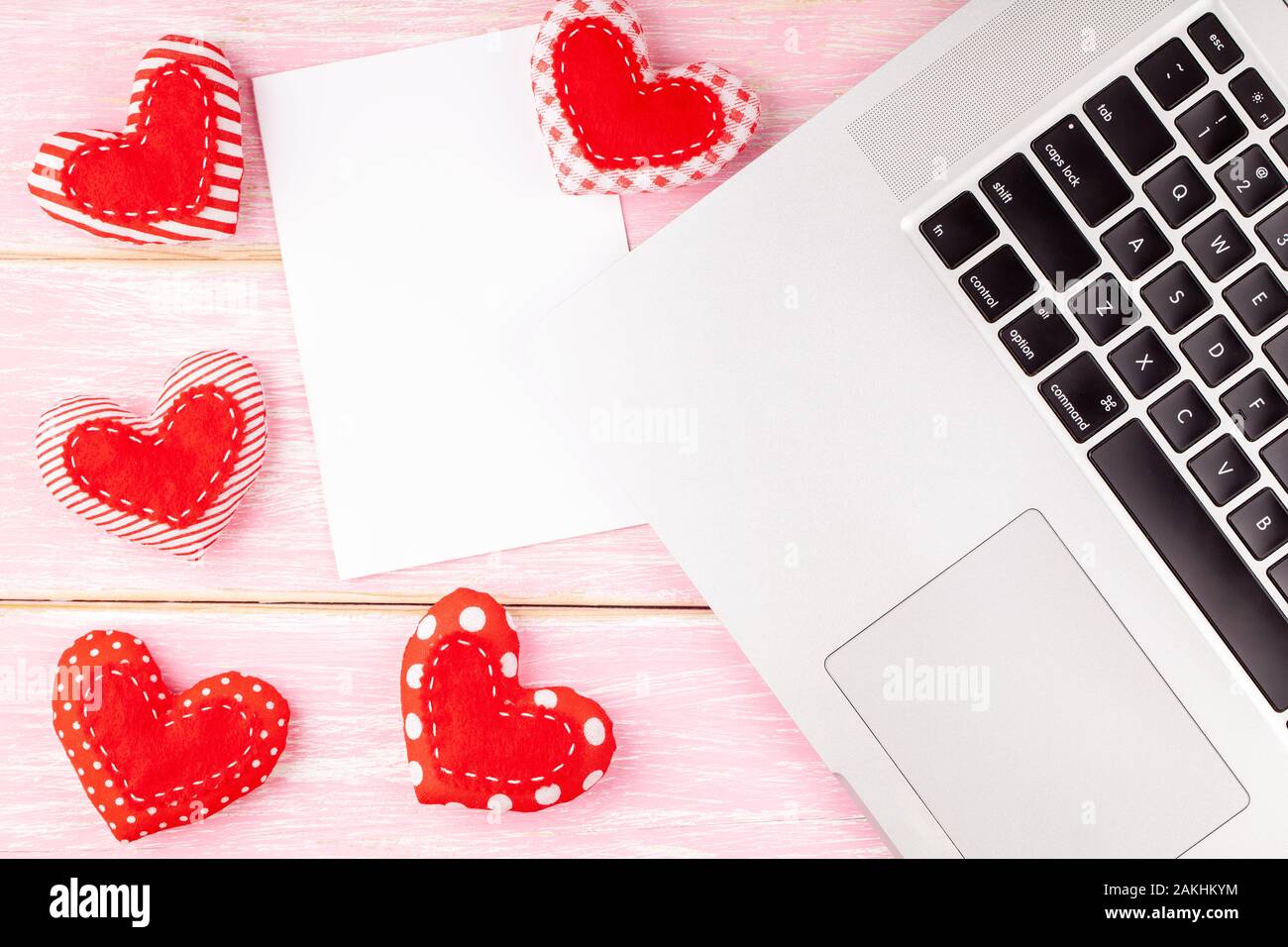 Valentines lo sfondo del desktop con Rosso cucito a mano cuore dono e il computer portatile Foto Stock