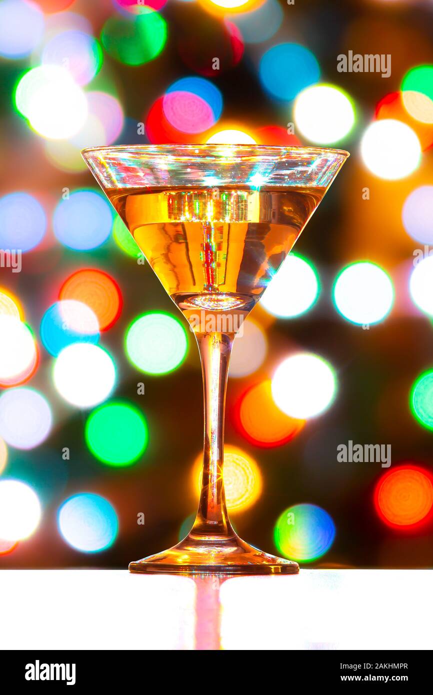 Pieno di Martini con vetro defocalizzata colorfull luci Foto Stock