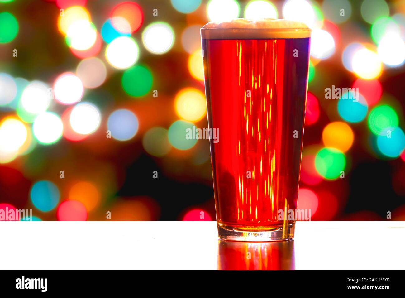 Una chiusura di una Red Ale birra con luci sfocati in background Foto Stock