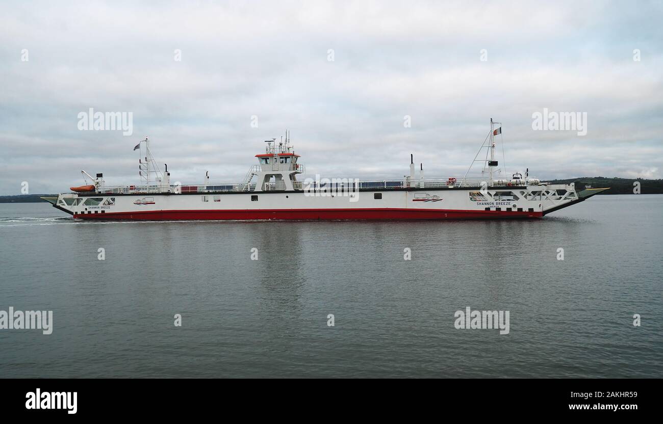 A Killimer Ferry a Tarbert la brezza di Shannon arrivando a Tarbert, nella contea di Kerry, Irlanda Foto Stock
